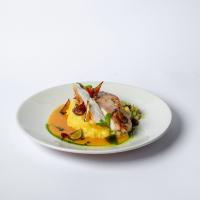 استیک سینه مرغ سووید شده با سس میوه های پاییزی