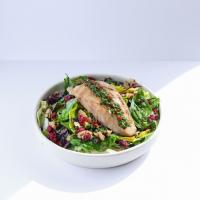 سالاد مرغ و کرنبري با سس چيمي چوري