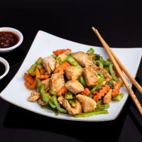 مرغ خرد کرده با فلفل دلمه ای و سبزیجات