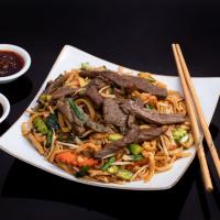 نودل سرخ کرده با بیف و سبزیجات