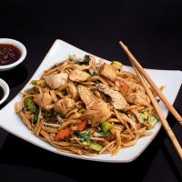 نودل سرخ کرده با مرغ و سبزیجات