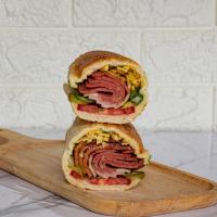 ساندویچ مخلوط ژامبون گوشت و مرغ سرد