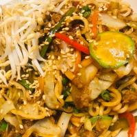 چاومین نودل با ران گوساله چرخ شده