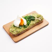 آووکادو تست با  تخم مرغ عسلی و اسفناج