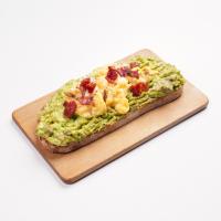 تست آووکادو با تخم مرغ سرخ شده و بیکن