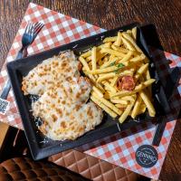 فیله پارمژان همراه با سیب زمینی سرخ شده