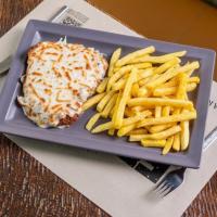 شنیسل گوشت همراه با سیب زمینی سرخ شده