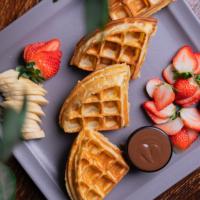 وافل شکلات و میوه فصل