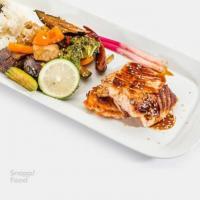 ماهی سالمون با سس تریاکی و سبزیجات