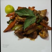 مرغ با ریحان و سبزیجات