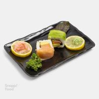 سوشی سالمون آووکادو