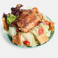 سالاد سزار با مرغ گریل
