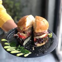 هالومی برگر با بیکن