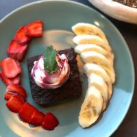 کیک براونی با بستنی و میوه