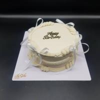 کیک پاپیون کرم رنگ