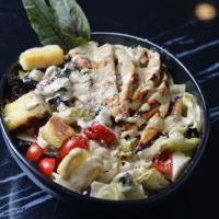 سالاد سزار با مرغ گریل