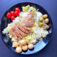 سالاد سزار با فیله مرغ گریل