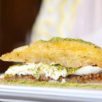 باقلوا هویجی پسته ای کوچک با بستنی