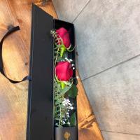 باکس گل با دو شاخه گل رز قرمز