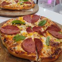 پیتزا پپرونی کلاسیک