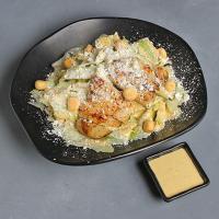 سالاد سزار با مرغ گریل شده