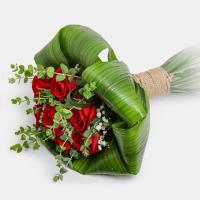 دسته گل رز قرمز 7 شاخه با برگ ارایی