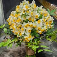 دسته گل نرگس تزیین شده