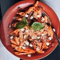 پنه با بیکن و سس آرابیاتا