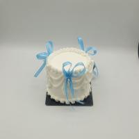 کیک یک نفره سفید با روبان آبی