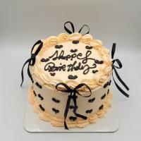 کیک ارتفاع دار گلبهی با روبان و قلب مشکی
