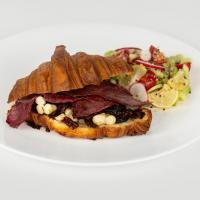 کروسان بیکن و پنیر