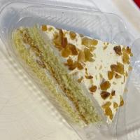 کیک کره بادوم زمینی یک اسلایس