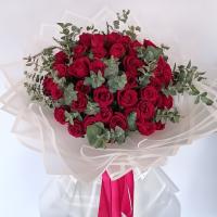 دسته گل رز ۶۰ شاخه قرمز