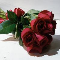 دسته گل رز قرمز با کنف