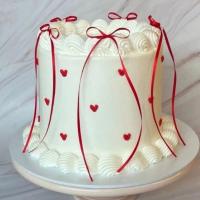 کیک خامه ای پاپیون قرمز