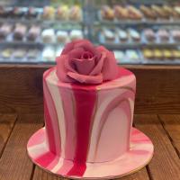 کیک فندانت ابرو بادی صورتی