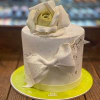 کیک فندانت گل و پاپیون سفید