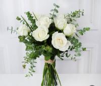 دسته گل رز سفید و اوکالیپتوس یک دسته