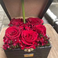 باکس چرمی مربع با 7 شاخه رز کد 135