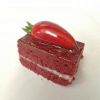 شیرینی تر ردولوت میوه ای