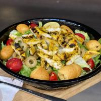 سالاد سزار با فیله مرغ گریل شده