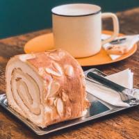 کیک رولت پرک بادام (نیمه)