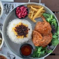 زرشک پلو با مرغ سرخ شده