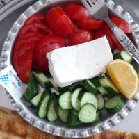 نان و پنیر و خیار و گوجه 