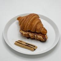 کروسان کره بادام زمینی و شیره خرما