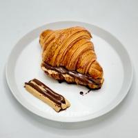 کروسان شکلات صبحانه و کره بادام زمینی