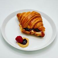 کروسان بادام زمینی و مربا توت فرنگی