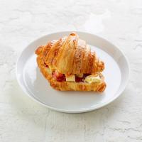 کروسان کره و مربا توت فرنگی