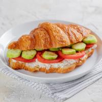 کروسان پنیر و گوجه و خیار