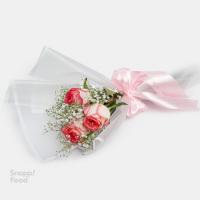 دسته گل رز لب صورتی 3 شاخه با عروس